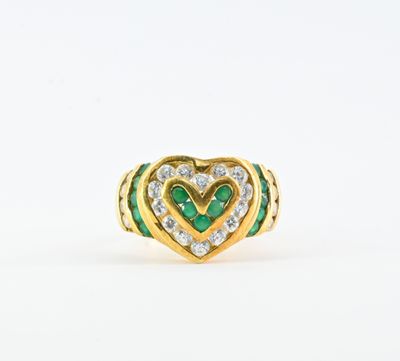une bague en forme de cœur en or et émeraude, sertie de diamants