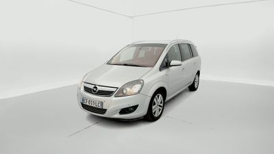 la petite voiture blanche est garée dans une pièce blanche