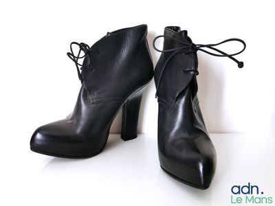 Bottega Veneta Bottines à lacets en cuir de couleur noir - p…