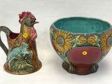 deux vases posés l'un à côté de l'autre sur une table