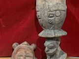 deux œuvres d'art exposées sur une table