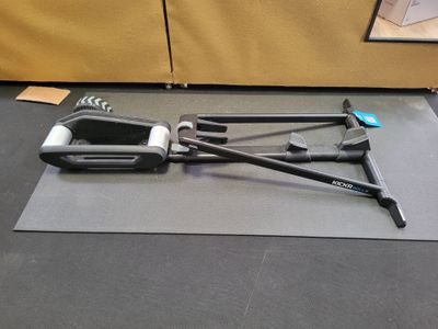 un vélo posé sur un tapis au sol