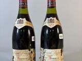 deux bouteilles de vin posées sur une table l'une à côté de l'autre