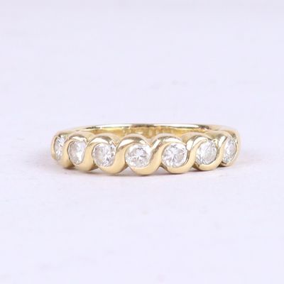 Alliance en or jaune (750/00), ornée de sept diamants taille…