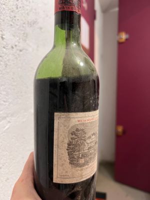 une bouteille de vin que quelqu'un tient à la main