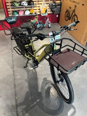un vélo équipé d'un panier à l'arrière