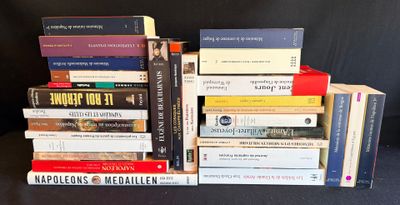 plusieurs livres empilés sur une table