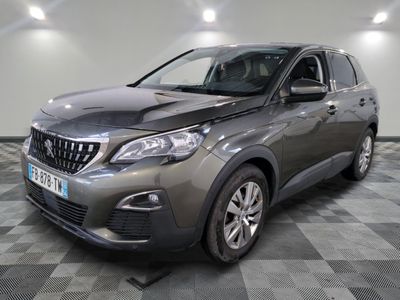 la voiture grise est garée sur un sol en damier dans le garage