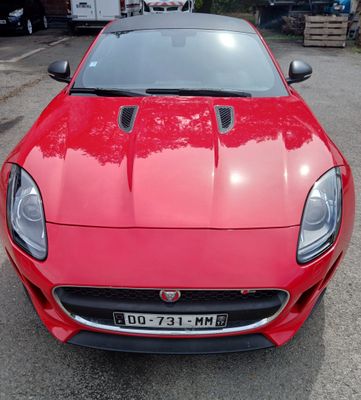 une voiture de sport rouge garée sur un parking