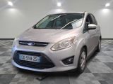 la voiture argentée est garée dans le garage sur le sol en damier