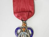 an image of a medal with a star and a cross on it