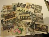 beaucoup de vieilles cartes postales posées sur une table