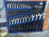 de nombreuses clés dans un porte-outils accroché au mur