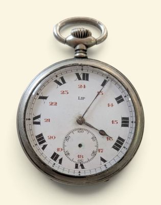 une montre de poche en argent avec des chiffres romains sur le cadran