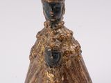 une figurine antique en bronze représentant une femme coiffée d'une couronne