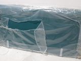 un matelas enveloppé et posé sur le sol