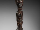 une figurine africaine en bois sculpté représentant un homme