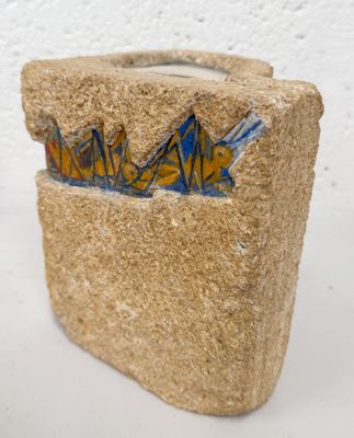 bloc de béton orné d'un motif bleu et jaune