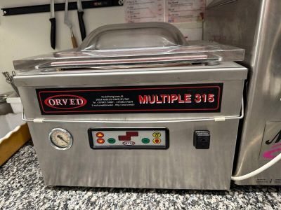 une machine posée sur le comptoir d'une cuisine