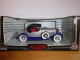 une maquette de voiture dans une boîte posée sur une table