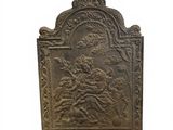 une vieille plaque en fonte représentant une femme à cheval et un homme à cheval