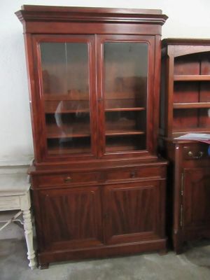deux bibliothèques et un bureau dans une pièce