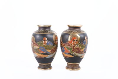 paire de vases asiatiques sur fond blanc, avec un fond blanc