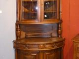 un meuble en bois avec une porte en verre dans une pièce