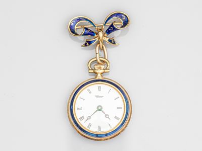 une image représentant une montre de poche en or et émail ornée d'un nœud bleu