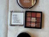 trois produits de maquillage différents posés sur un tissu blanc