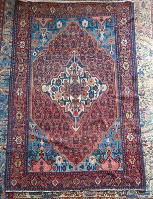 tapis persan ancien à motifs bleus et rouges