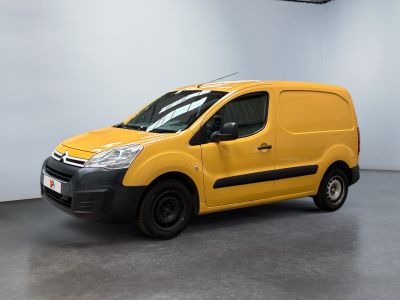 La camionnette jaune est garée dans une grande pièce blanche.