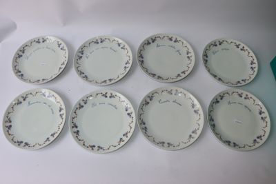 six assiettes ornées de motifs floraux, posées sur une table