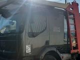 un gros camion garé sur un parking