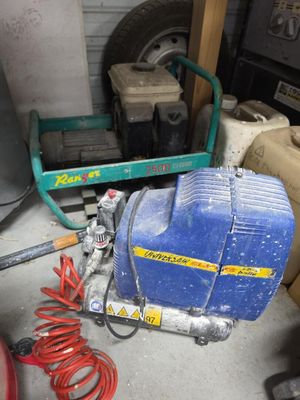 une machine bleue qui se trouve dans un garage