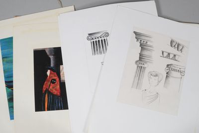 beaucoup de dessins sur une table, réalisés au crayon