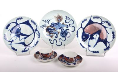 plusieurs assiettes et bols bleus et blancs ornés de motifs
