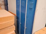 un casier bleu à côté d'un tas de bois