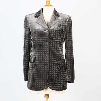 une veste noire et blanche sur un mannequin mannequin mannequin mannequin mannequin mannequin mannequin mannequin mann