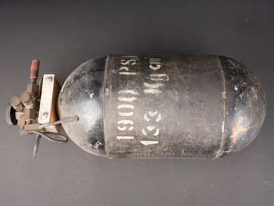 Bouteille d'oxygène RAF. En métal, peinture noire à 70%.
