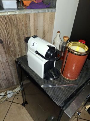 une cafetière posée sur une table dans une cuisine