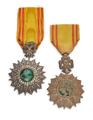deux médailles et une médaille sur fond blanc