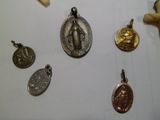 de nombreux objets religieux variés disposés sur un fond blanc