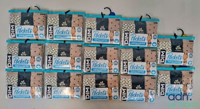 plein de sachets de biscuits accrochés au mur