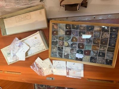 une photo montrant un ensemble d'objets posés sur une table