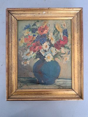 un tableau représentant des fleurs dans un vase bleu accroché au mur