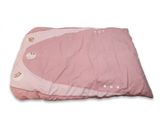 sac de couchage orné d'un motif rose et blanc