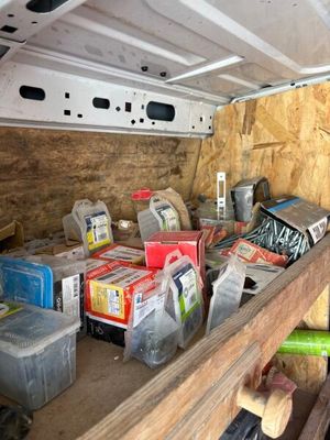 de nombreuses caisses de nourriture sur une étagère à l'arrière d'un camion