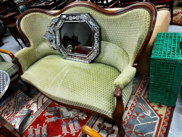Banquette Louis-Philippe garni de tissu velours gris vert