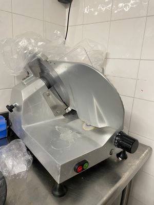 une machine posée sur le comptoir d'une cuisine